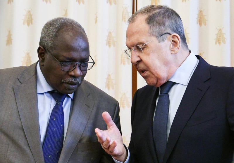 Ruský ministr zahraničí Sergej Lavrov s kamerunským velvyslancem v Rusku Mahamatem Pabou Salém.