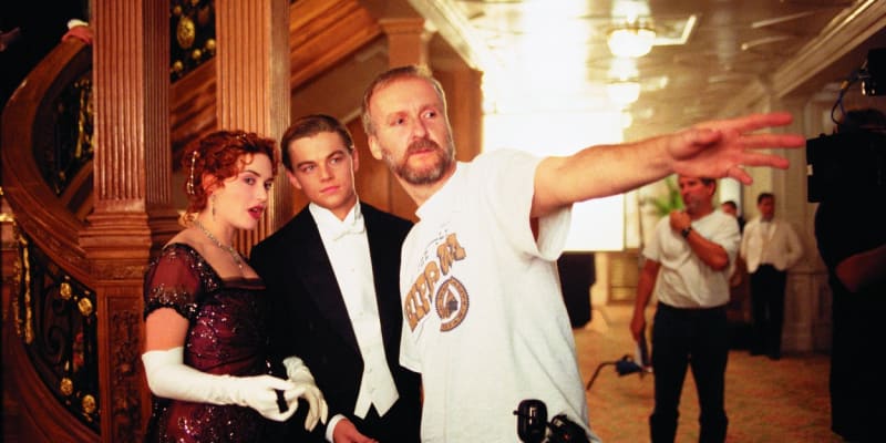 Kate Winslet jako Rose a Leonardo DiCaprio jako Jack s režisérem Jamesem Cameronem při natáčení snímku Titanic