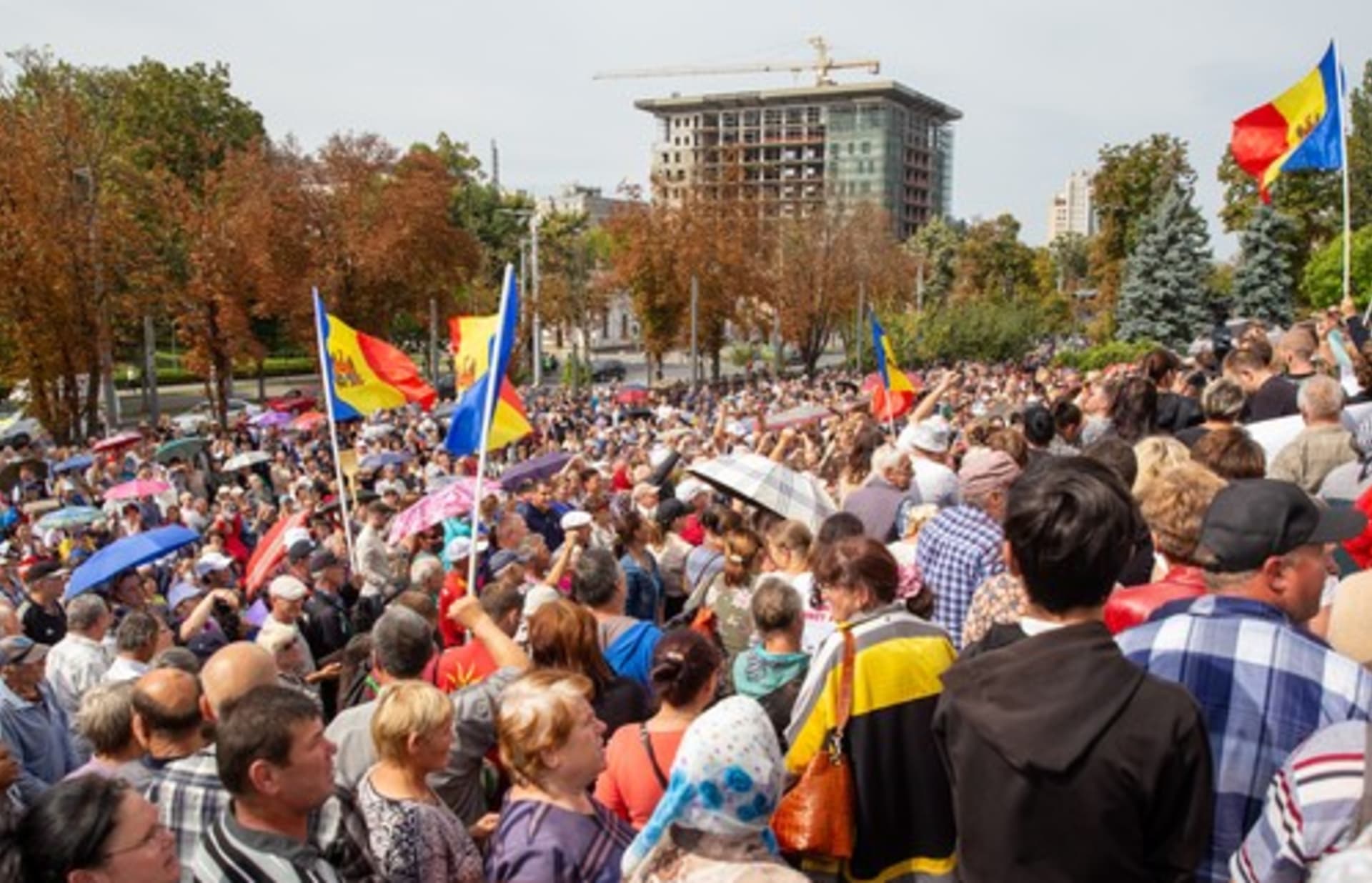 Proti moldavské prezidentce Maie Sanduové demonstrovali tisíce lidí.