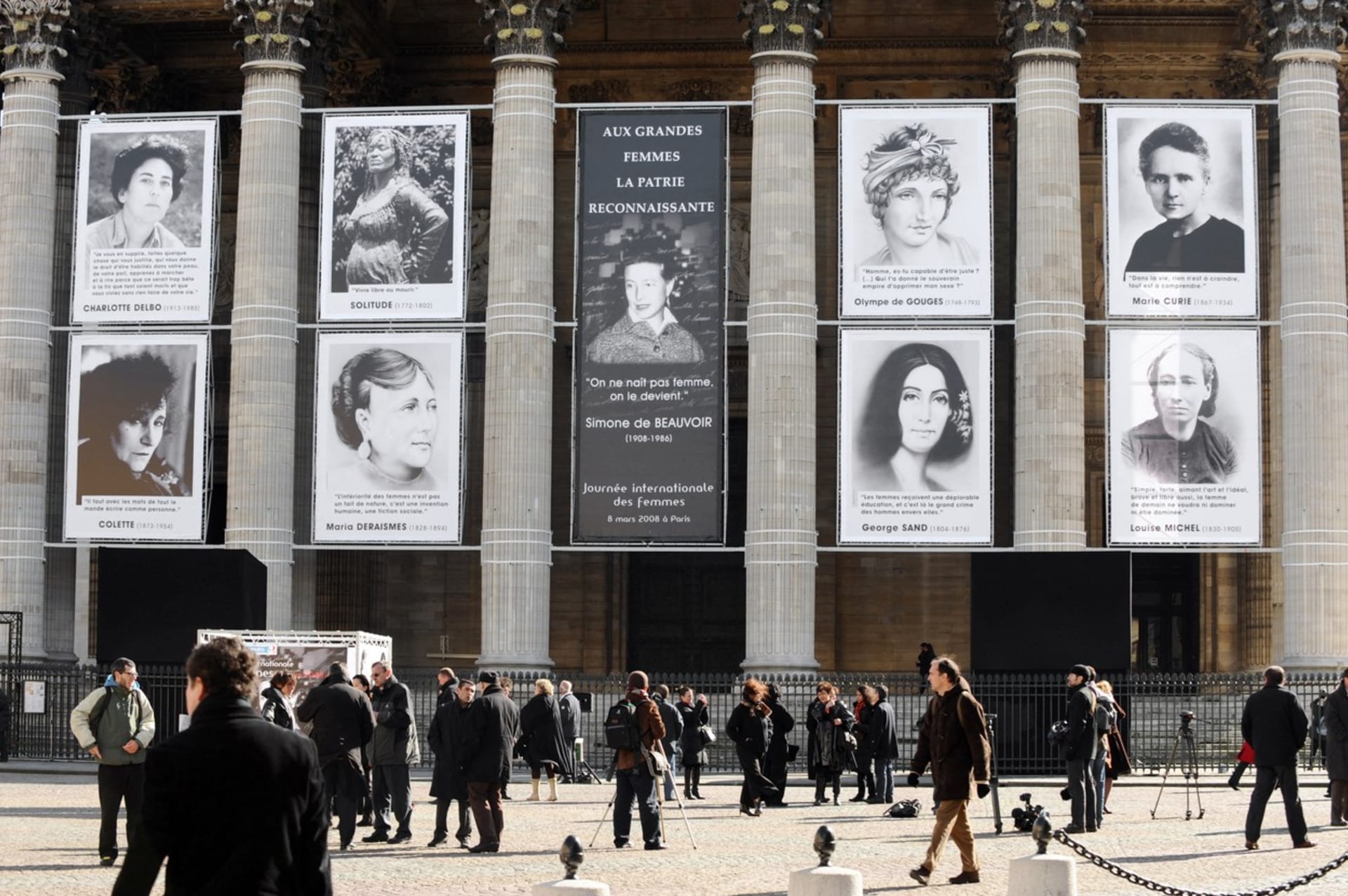 Portréty devíti slavných francouzských feministek v Paříži