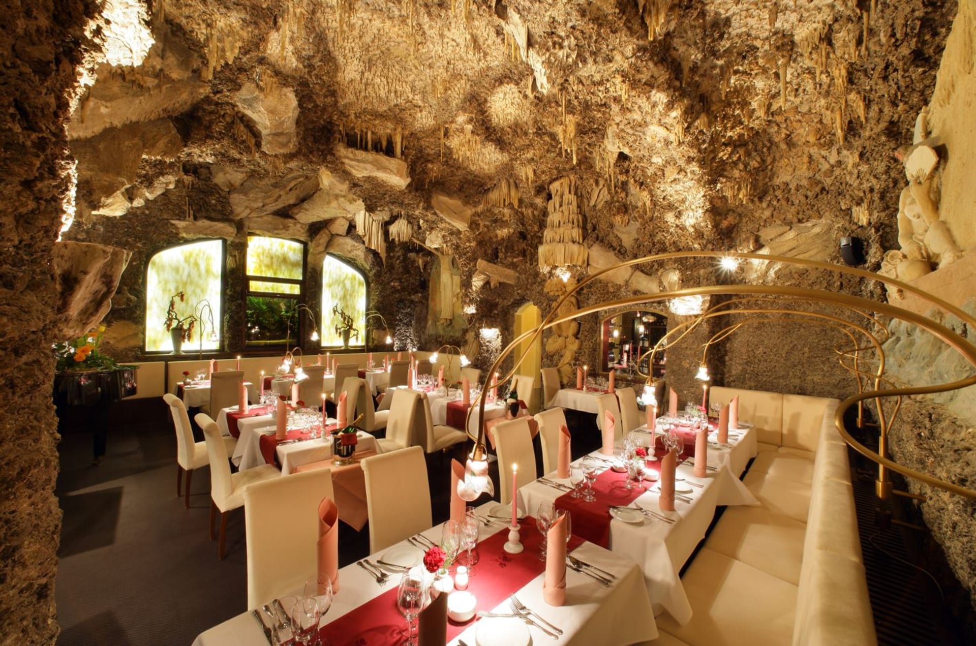 Unikátní interiér restaurace v umělé jeskyni