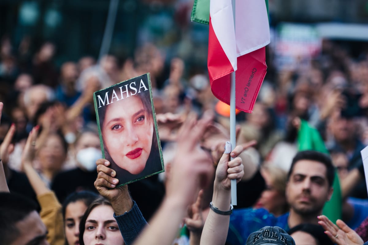 Íránci v ulicích protestují od září, kdy v policejní vazbě zemřela Mahsá Amíníová, která byla zatčena kvůli špatně nasazenému hidžábu.