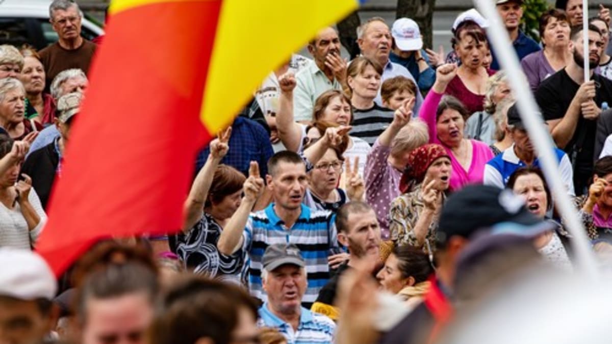 Proti moldavské prezidentce Maie Sanduové demonstrují tisíce lidí.