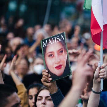Íránci v ulicích protestují od září, kdy v policejní vazbě zemřela Mahsá Amíníová, zatčená kvůli špatně nasazenému hidžábu.
