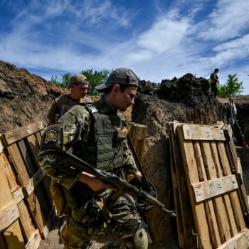 Ukrajinští vojáci v zákopech