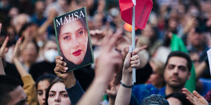 Íránci v ulicích protestují od září, kdy v policejní vazbě zemřela Mahsá Amíníová, zatčená kvůli špatně nasazenému hidžábu.