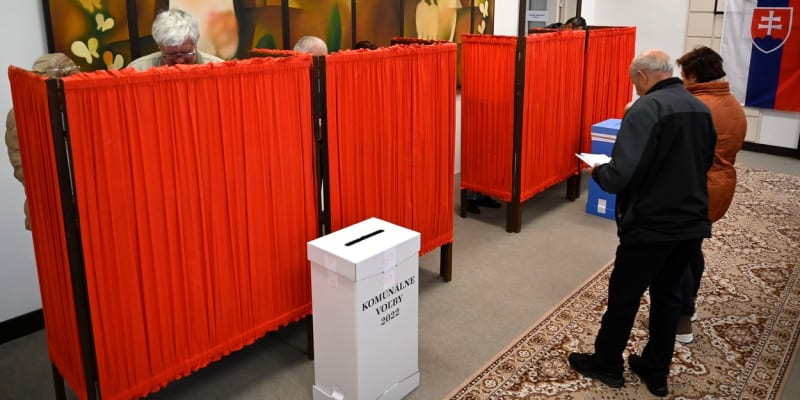 Na Slovensku se konaly první spojené volby do obecních a krajských samosprávných orgánů.