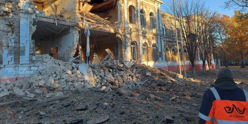 Ruská raketa v Mykolajivu zasáhla nejstarší ukrajinské gymnázium.