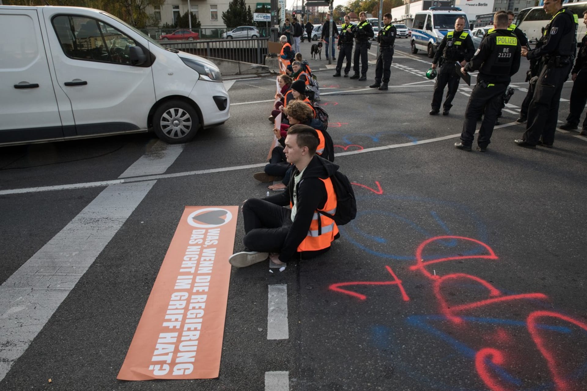 Klimatičtí aktivisté z hnutí Letzte Generation blokovali dopravu v centru Berlína.