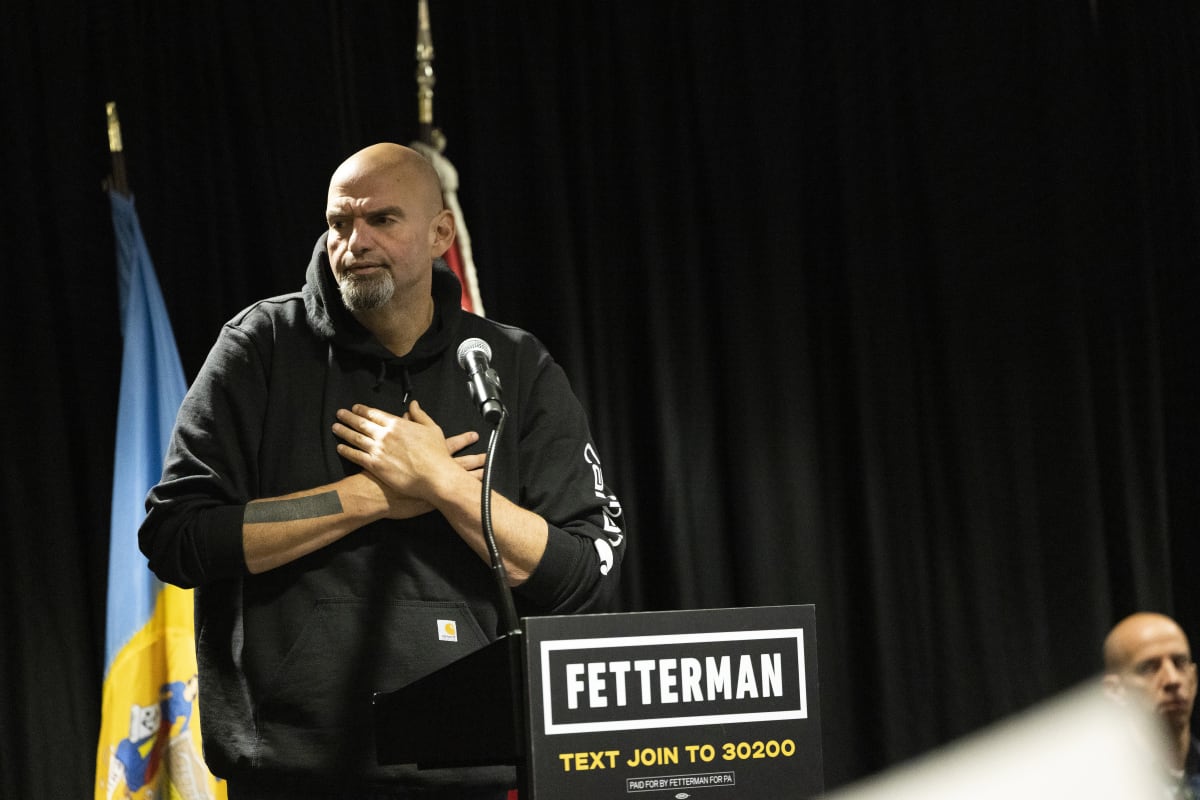Demokratický kandidát John Fetterman při proslovu na univerzitě ve Philadelphii