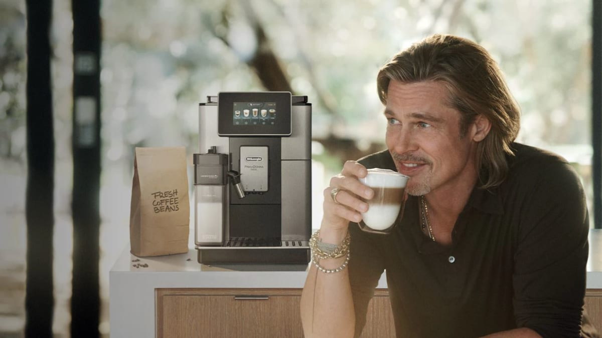 Kávovary DeLonghi znají i ti, kteří kávu nepijí. Aby ne, tváří značky je Brad Pitt