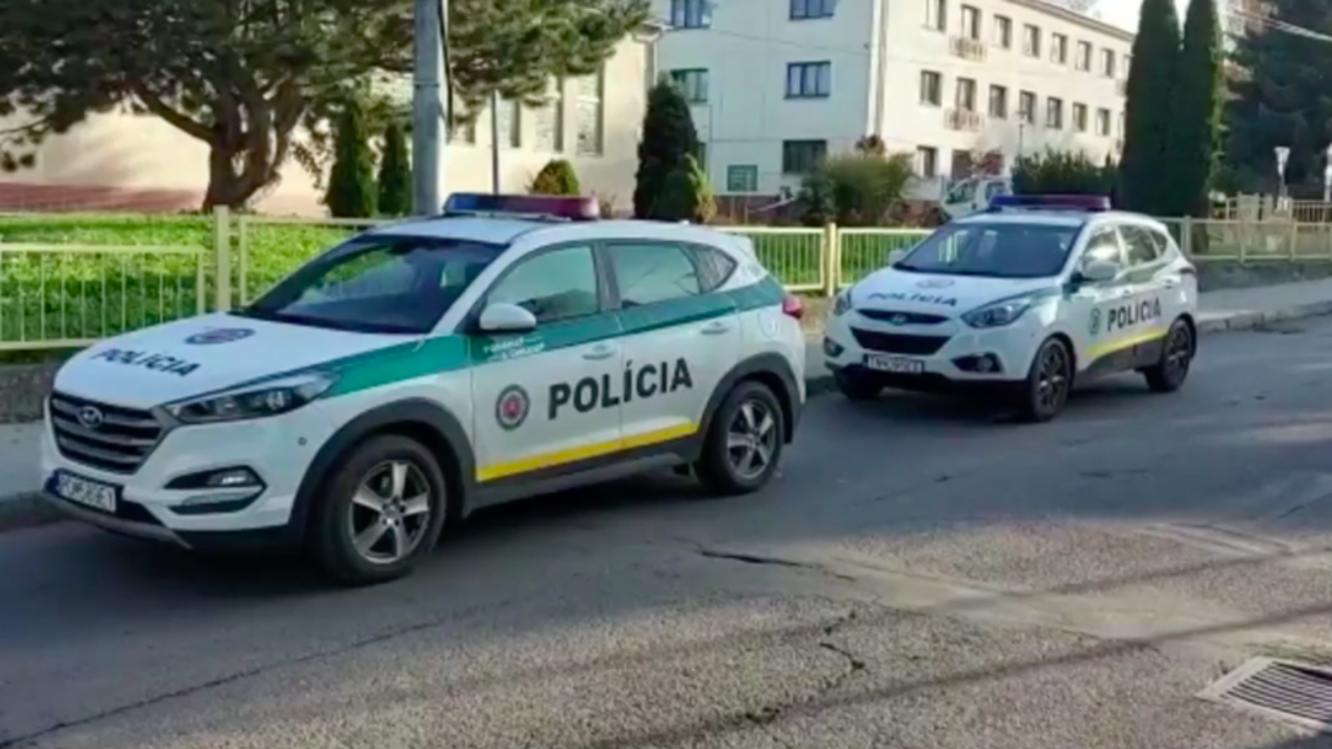 Na střední odborné škole v Novákách na Slovensku došlo ve čvrtek na začátku vyučování k vážnému incidentu. 