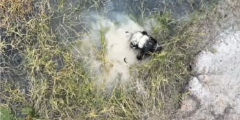 Brutální záběry z bojů: Na Rusy pršely bomby z dronů, nespasil je ani zoufalý úkryt v bažině