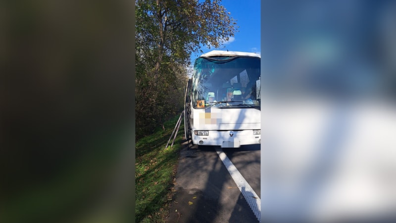 Devět lidí se zranilo při nehodě autobusu s českými turisty na jihu Slovenska.