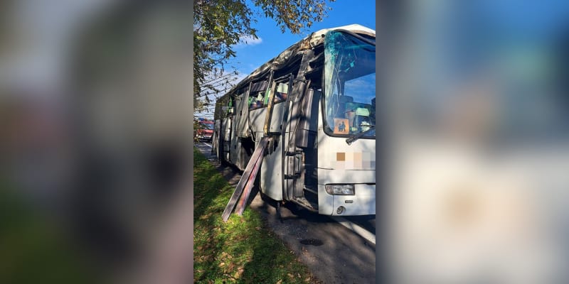 Devět lidí se zranilo při nehodě autobusu s českými turisty na jihu Slovenska.