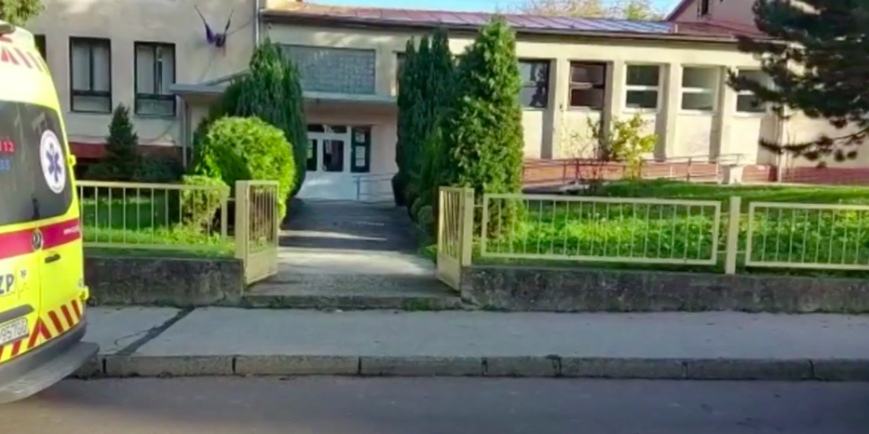 Na střední odborné škole v Novákách na Slovensku došlo ve čvrtek na začátku vyučování k vážnému incidentu. 
