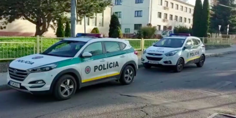 Na střední odborné škole v Novácích na Slovensku došlo ve čvrtek na začátku vyučování k vážnému incidentu. 