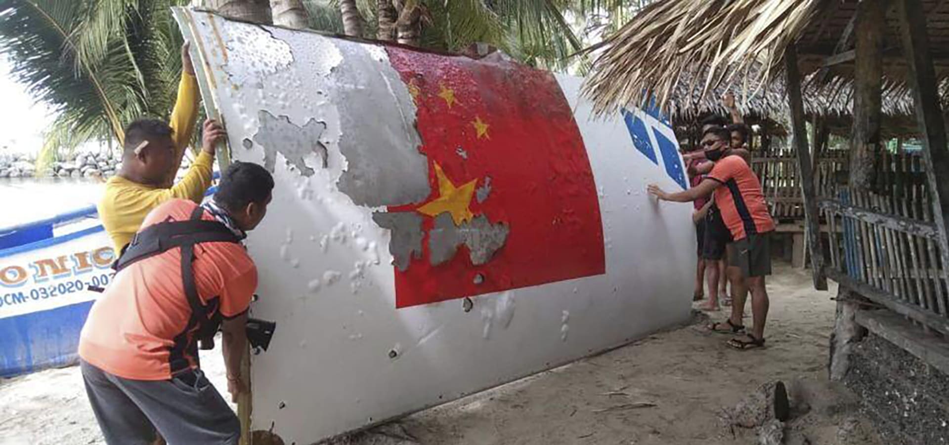 Trosky čínské rakety, které dopadly v červenci 2022 do vody u Filipín