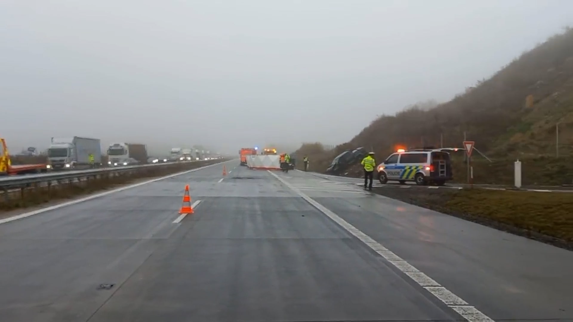 Při srážce vozů na dálnici D1 se zranili čtyři lidé včetně dvou policistů.