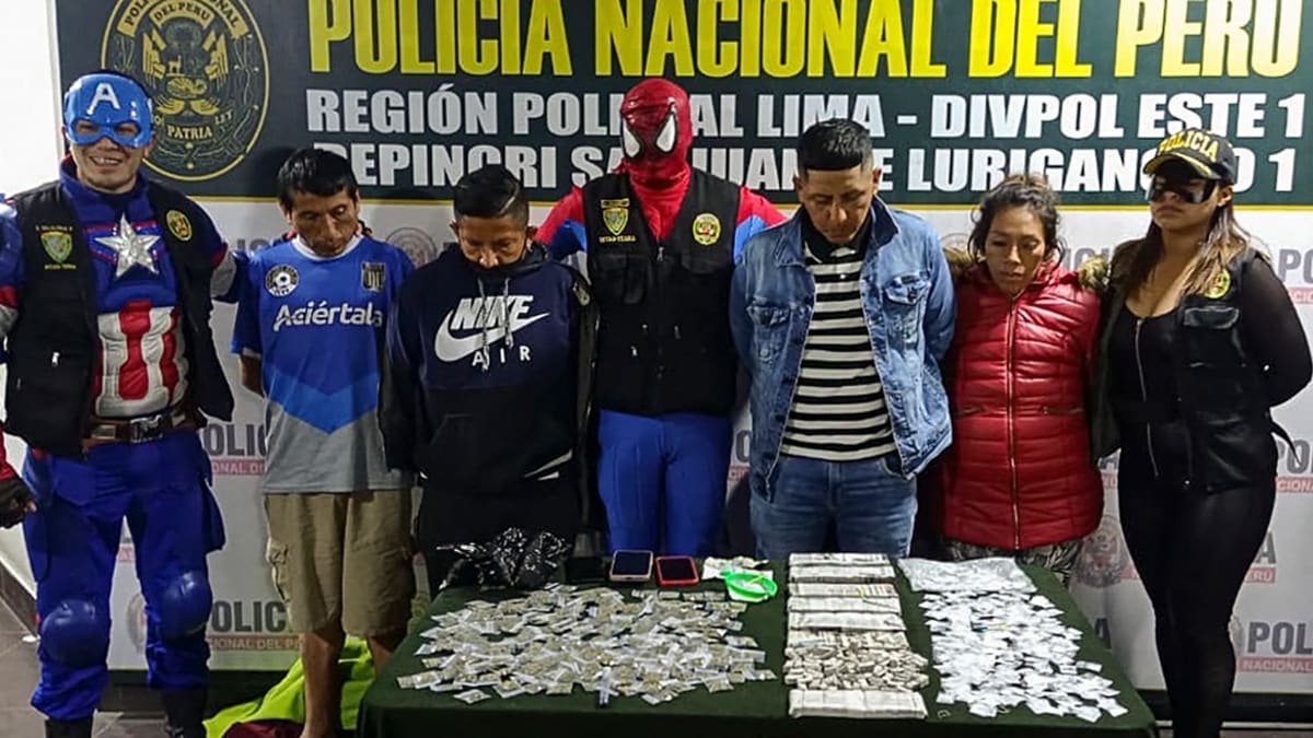 Policisté v Peru vyrazili na protidrogový zátah jako superhrdinové