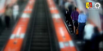 Muž si v metru vyhlédl mladou ženu. Na eskalátorech se přímo za jejími zády uspokojil