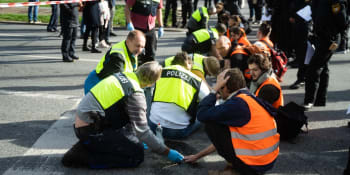 „Lepidloví“ aktivisté jsou zločinci. Už žádné slitování s nimi, píší německá média