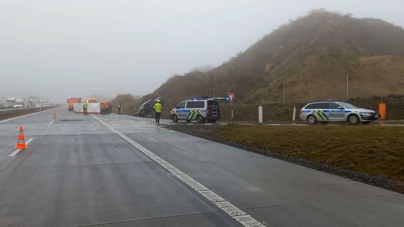 Při srážce vozů na dálnici D1 se zranili čtyři lidé včetně dvou policistů.