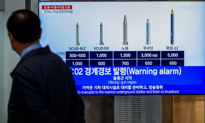 Obyvatelé Soulu si na telestěnách prohlížejí severokorejské rakety