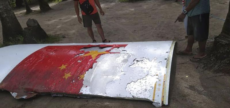 Trosky čínské rakety, které dopadly v červenci 2022 do vody u Filipín