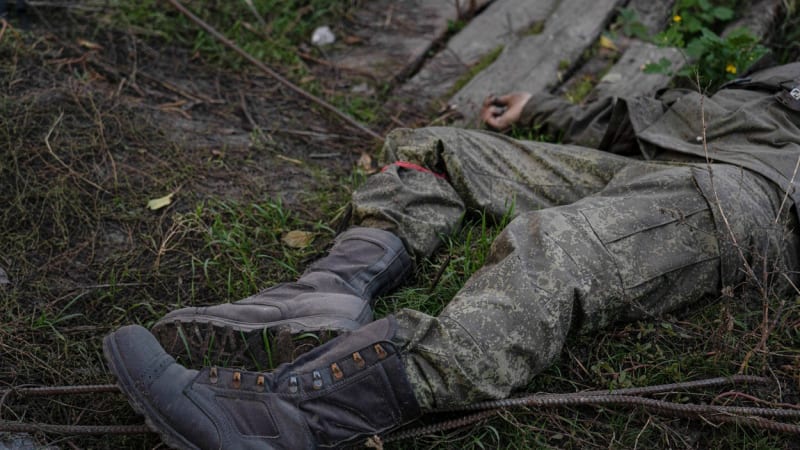 Momenty války: Vzplanuté pozadí ruského vojáka a okupant oloupený vlastními bratry ve zbrani