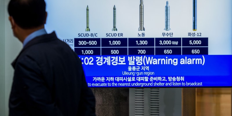 Obyvatelé Soulu si na telestěnách prohlížejí severokorejské rakety