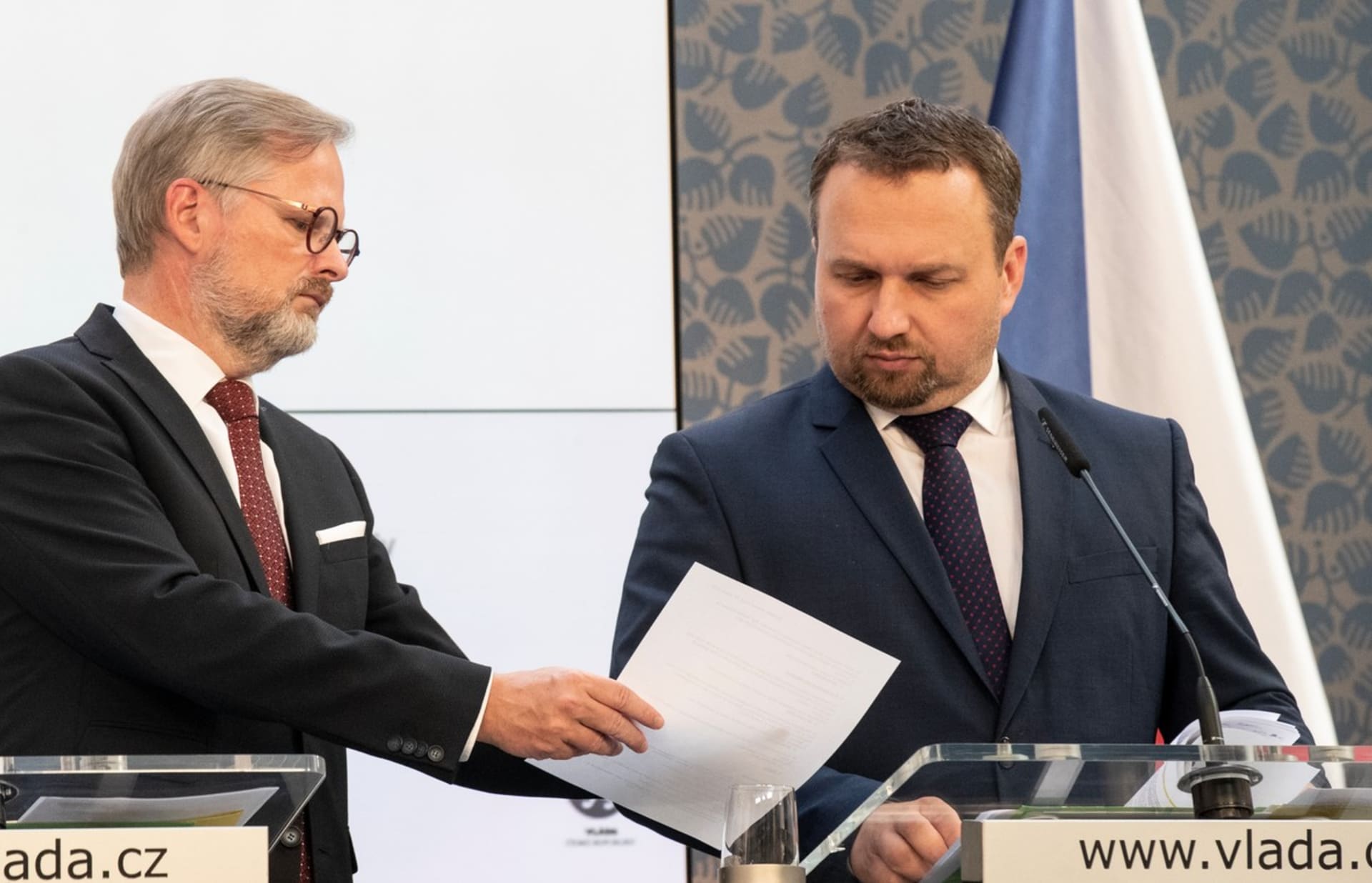 Premiér Petr Fiala (ODS) a ministr práce a sociálních věcí Marian Jurečka (KDU-ČSL)