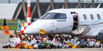 Klimaaktivisté se v Amsterdamu vloupali na letiště. Brání odletům soukromých letadel