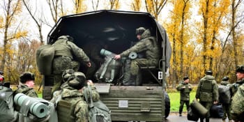 Ruské nováčky v armádě nemá kdo cvičit. Trenéři jsou na Ukrajině, nebo mrtví, uvádí Londýn