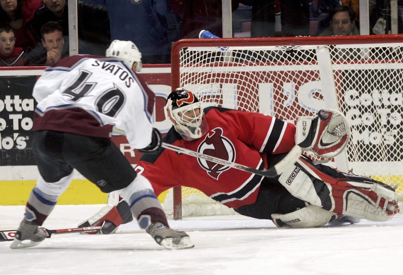 Marek Svatoš střílí na zápase s New Jersey Devils (2005)