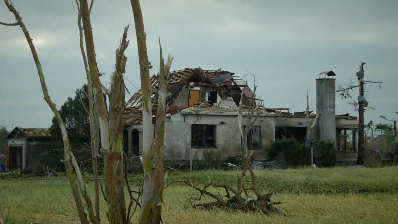 Jeden z domů zasažených tornádem v Moravské Nové Vsi