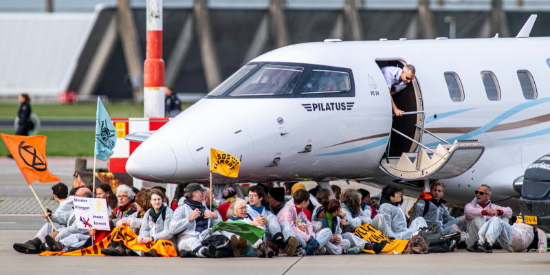 Aktivisté se usadili před několik letadel a bránili jim v odletu.