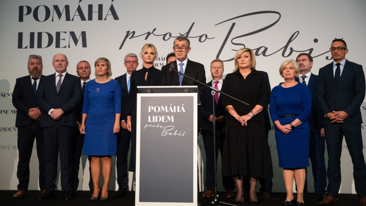 Andrej Babiš a předsednictvo hnutí ANO, když jejich šéf oznamoval kandidaturu na prezidenta.