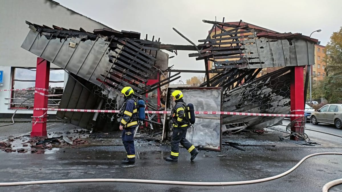 Rozsáhlý požár zachvátil obchod Penny Market v Chodově na Sokolovsku. Hořet začalo brzo ráno, před otevřením obchodu. 