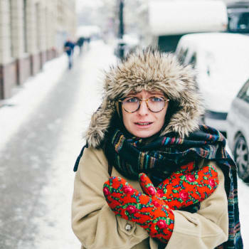 Mrznoucí žena v zimě (ilustrační obrázek)