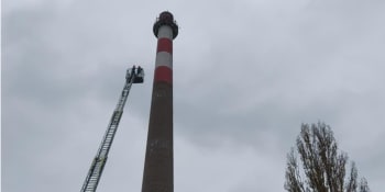 Muž v Brně vylezl na tovární komín a chtěl zemřít. Jeho záchrana trvala sedm hodin 