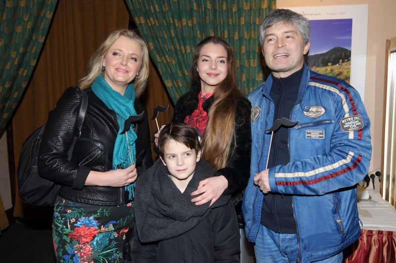 Pavel Karoch s manželkou Gabrielou Filippi a dvěma dětmi.