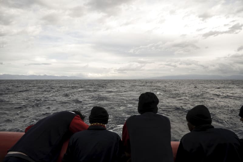 Migranti na palubě záchranné lodi Ocean Viking v Sicilském průlivu ve Středozemním moři. 