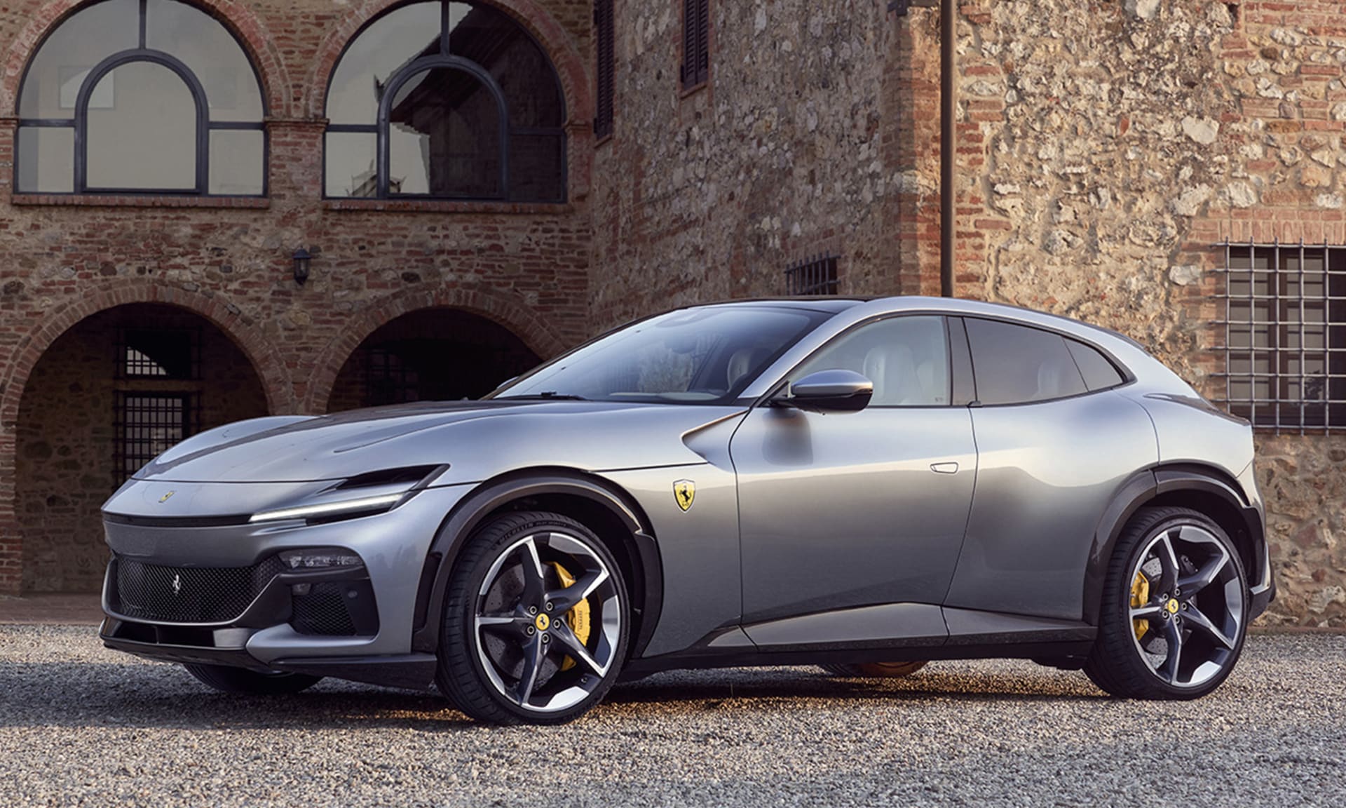 Produkce Ferrari sice přesahuje povolených 10 000, pro výjimku jsou ale klíčové registrace na území EU a do tohoto limitu se italská značka hravě vejde.