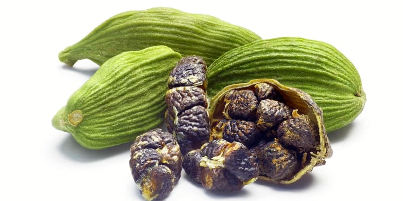 Zelený kardamom, známý také jako pravý kardamom jsou semena kardamovníku obecného Elettaria cardamomom, vytrvalé statné byliny z čeledi zázvorovitých (Zingiberaceae)