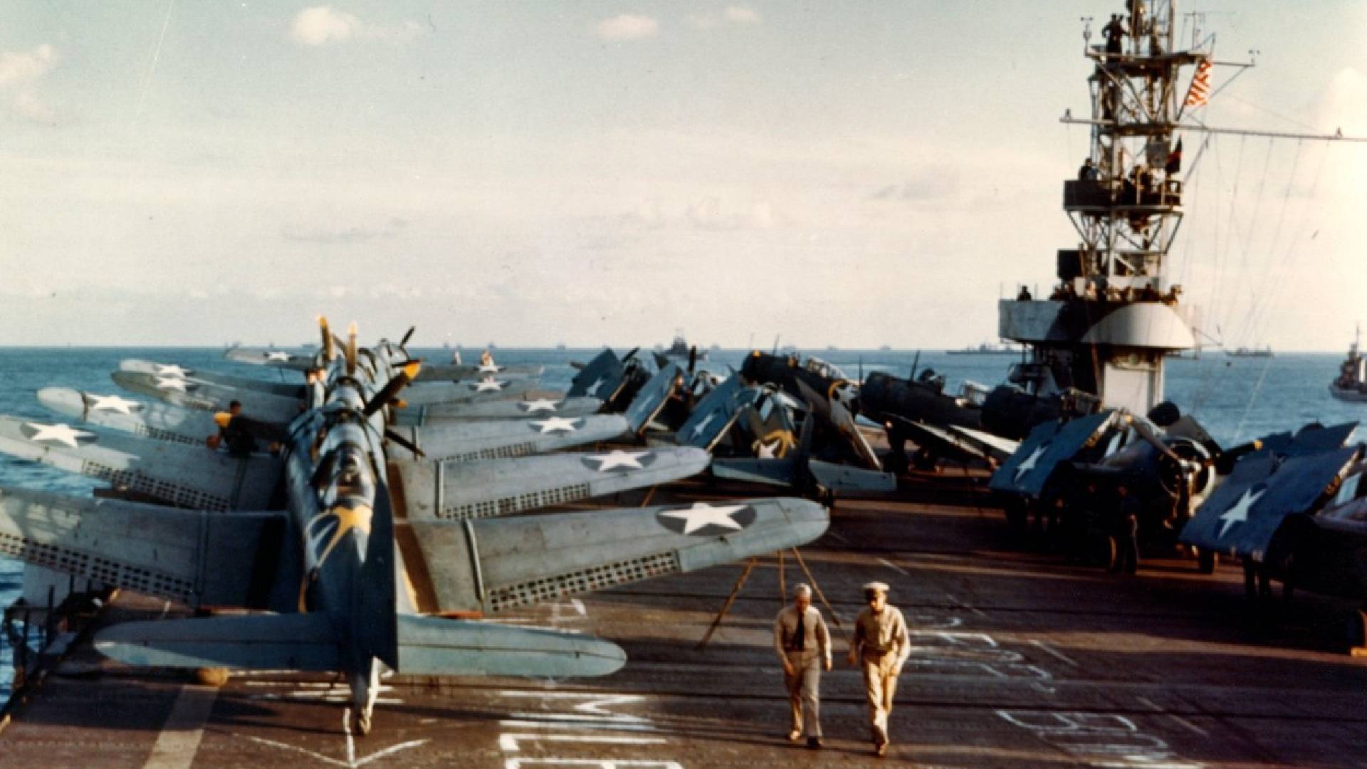 Bombardéry Douglas SBD-3 Dauntless a stíhačky Grumman F4F-4 Wildcat na palubě americké eskortní letadlové lodi USS Santee v době operace Torch