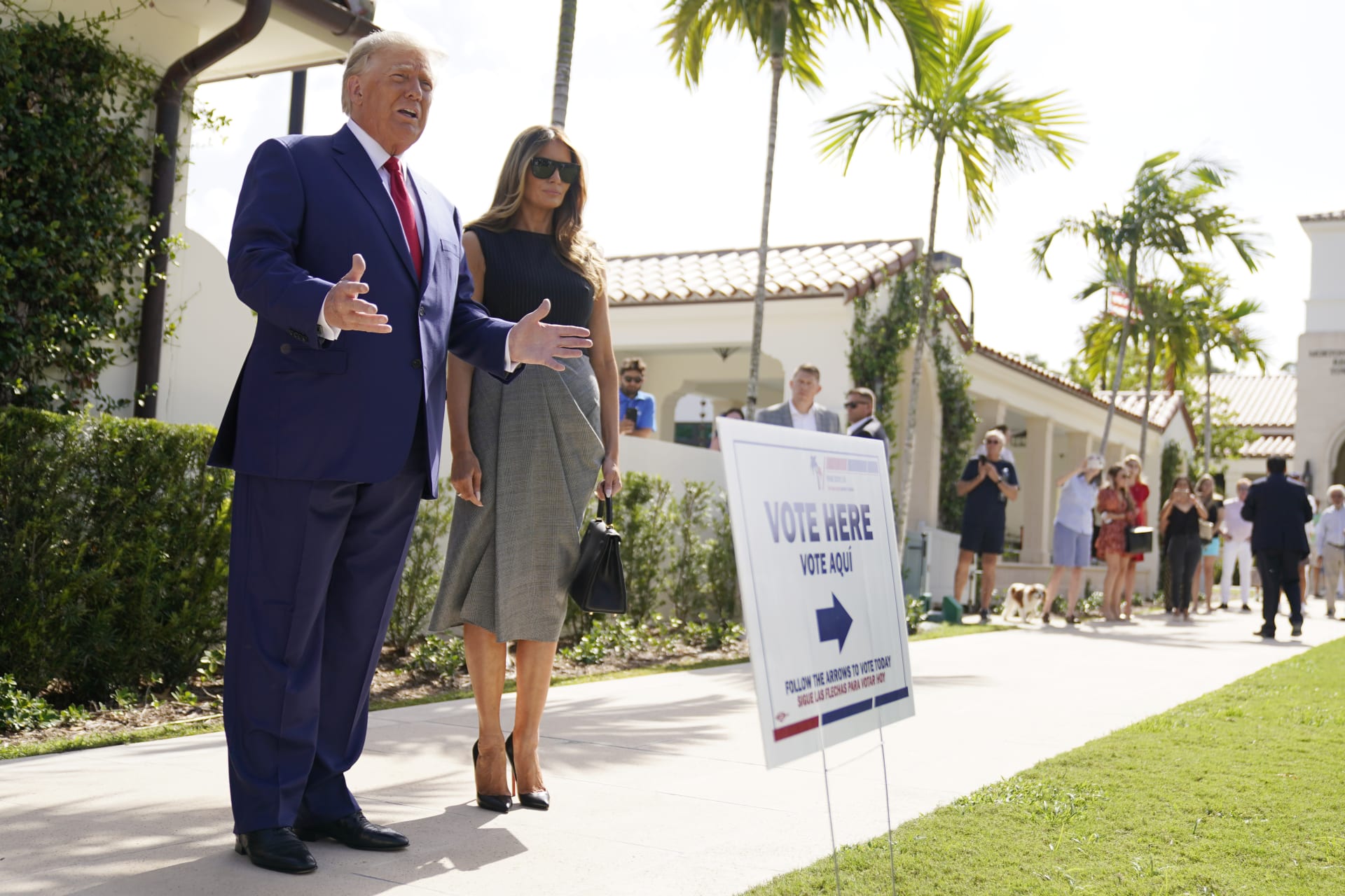 Bývalý americký prezident Donald Trump v úterý se svou ženou Melanií odvolil v Palm Beach na Floridě.