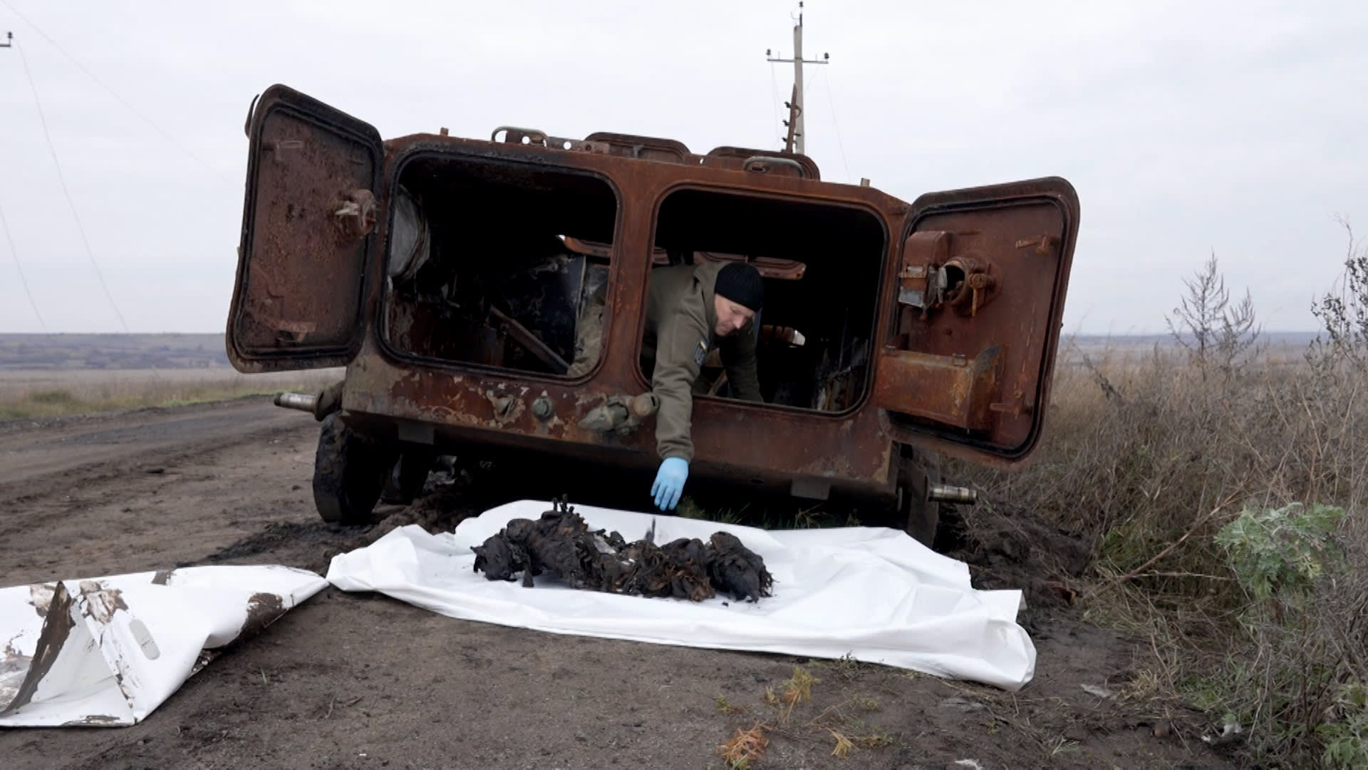 Ukrajinci pátrají po tělech svých padlých.