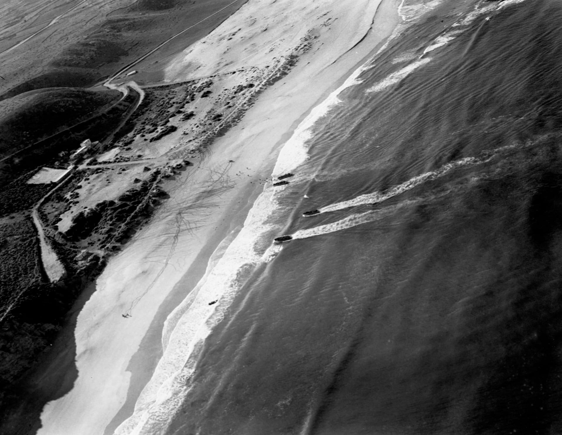 První spojenecká vyloďovací plavidla dorazila k plážím v severní Africe