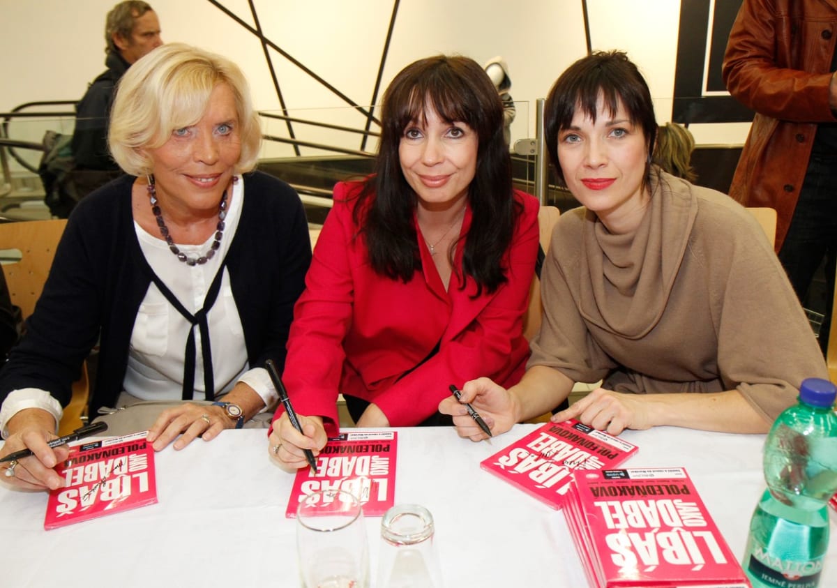 Marie Poledňáková, Tereza Kostková a Nela Boudová na autogramiádě k filmu Líbáš jako Bůh